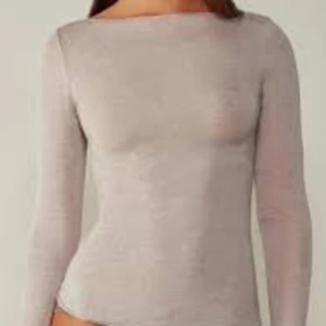 Beige intimissimi tröja  - Jättefin och i toppenskick, säljer då den inte kommer till användning. Pris kan definitivt disskuteras 💖 storlek M men passar mig som vanligtvis har S-M