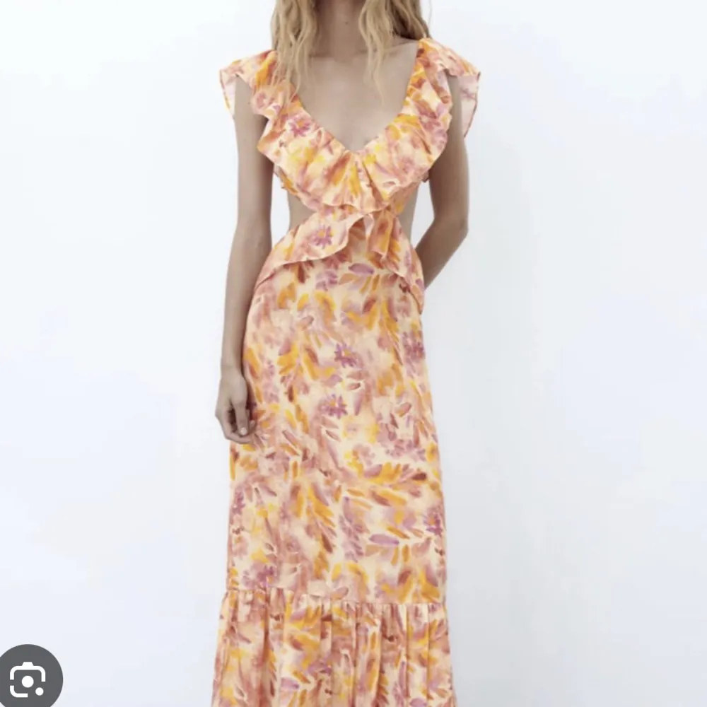 Söker denna klänning från zara. Hör gärna av dig om du har en och vill sälja! 🧡. Klänningar.