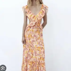 Söker denna klänning från zara. Hör gärna av dig om du har en och vill sälja! 🧡