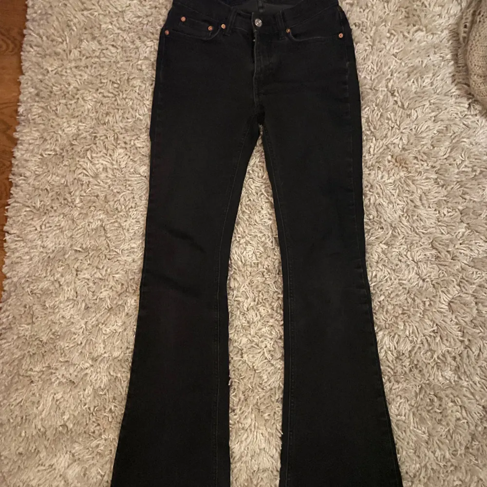 Säljer ett par svarta Low waist bootcut jeans storlek 34 från Gina Tricot då dem är för korta för mig, dem är använda men är fortfarande i väldigt bra skick.köpt för 500kr❤️. Jeans & Byxor.