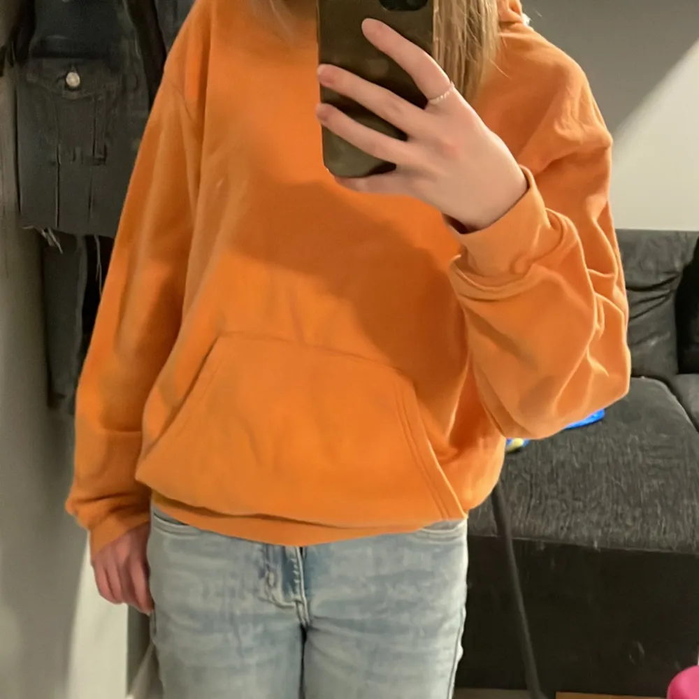 Orange hoodie som inte kommer till användning . Hoodies.