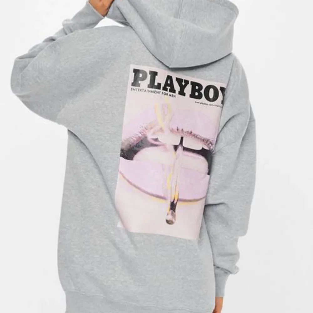 Säljer min Playboy hoodie från missguided då den inte kommer till användning. Den är väldigt oversized💓💓. Hoodies.