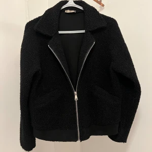 Teddy Jacka - Superfin och söt Teddy jacka till vår/ sena sommarkvällar 💕(Säljer denna även på andra plattformar så vänta inte för länge!) 🌸