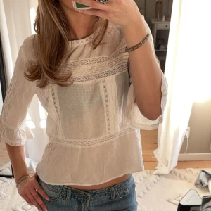 Super sött blus  - Vit blus från Only som passar perfekt nu till sommar/våren☺️storlek står inte men passar som s.