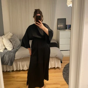 Långklänning  - Klänning från Rut & Circle med öppen rygg och slita i sidan. Använd en gång. 