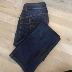 Lågmidjade jeans som har blivit lite för små för mig (har vanligtvis M). Skriv om ni har några frågor eller vill ha fler bilder❤️