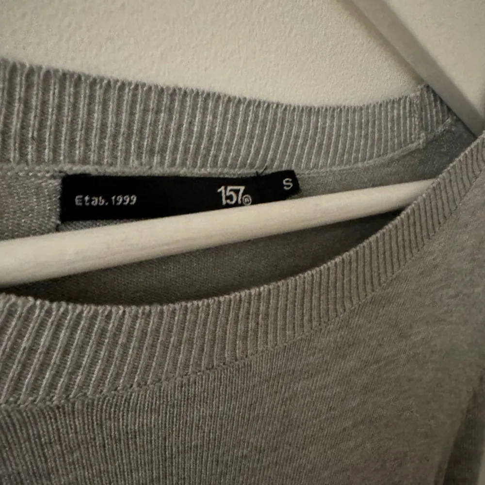 En tunn ljusgrå stickad tröja i Stolek S ifrån lager 157 som inte kommer till användning. Använd ett fåtal gånger . Tröjor & Koftor.