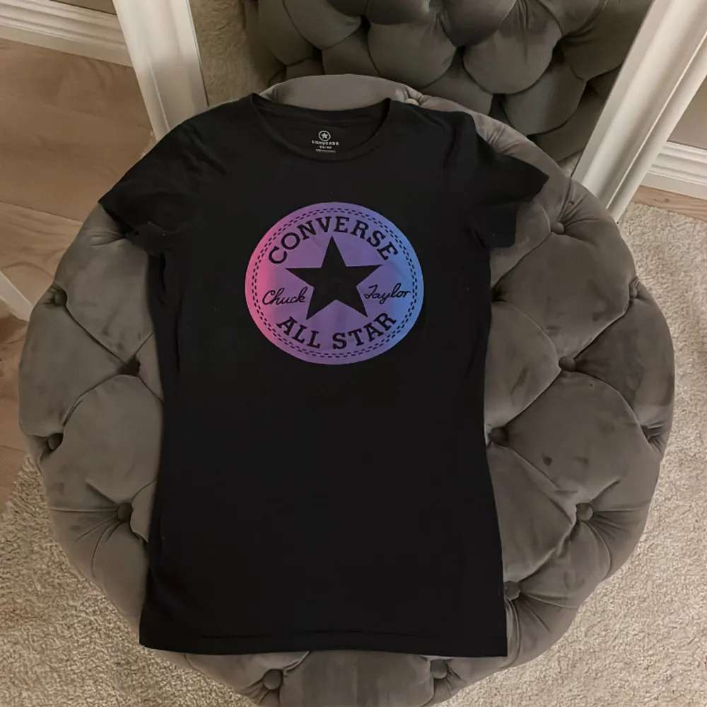 Så fin och spexig limited edition T-shirt från converse! Färgklick 😍. T-shirts.