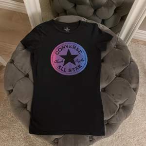 Så fin och spexig limited edition T-shirt från converse! Färgklick 😍