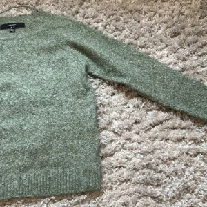 Grön stickad vero Moda tröja   - Grön stickad vero Moda tröja som är sparsamt använd och ser väldigt ny ut. Fortfarande jätte mysig i materialet och är jätte fin i färgen!❤️