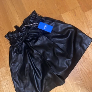 Skinnshorts - jätte fina skinnshorts från zara som tyvärr är för stora. köpta från Sellpy för 55kr och bara provade (lapp finns kvar se bild 3/3) storlek xs.