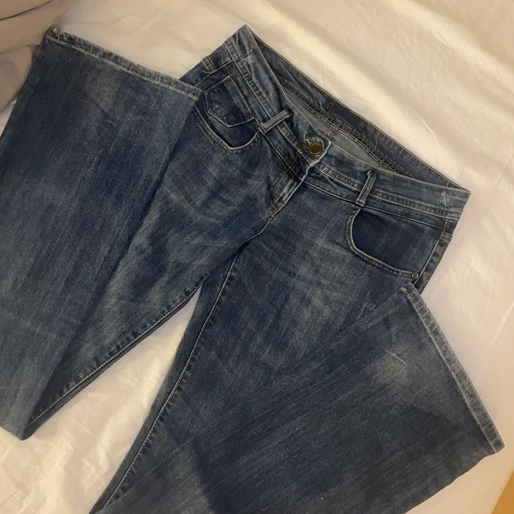 säljer dessa så så fina lågmidjade bootcut jeansen men sjukt snygg detalj på baksidan. tyvärr för stora för mig :(( skicket är väldigt bra! hör av er vid frågor🩷🩷. Jeans & Byxor.