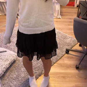 Kjol - Säljer denna jätte fina svarta kjol som ja inte vet vart den är ifrån! Den kommer inte till användning längre därför väljer ja att sälja! Hör av er vid frågor eller mått!💓