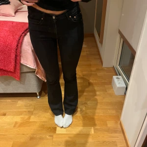 Low waist bootcut jeans  - Säljer dessa low waist bootcut jeans från Gina. Hittar ej dessa på deras hemsida längre. Storlek 36. 