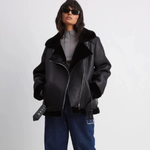 NA-KD jacka - Säljer denna jacka från Na-kd. Den är inte så använd och har inga defekter. Nypris 1000kr, skriv privat för fler frågor!💕