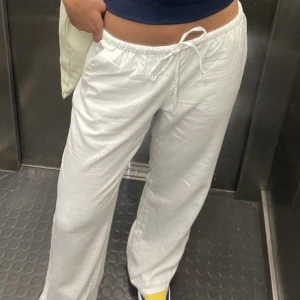 vita lågmidjade linnebyxor - säljer dessa vita lågmidjade linnebyxor från h&m i storlek XXS ❣️ Passar mig som brukar ha både XS och S ❣️(lånade bilder)
