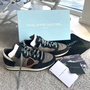 Philippe Model sneakers - Säljer dessa as coola sneakers från Philippe Model i storlek 40! De är sparsamt använda och skicket är 9/10!  Finns dock en liten defekt, därav priset! Låda, dustbag och kort medföljer! Vid intresse skickar jag fler bilder på skorna + defekten! :)