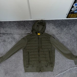 Parajumper Cardigan - Näst intill sprillans ny parajumper cardigan perfekt nu till våren! 🔥 Skick 10/10! Köpt från NK i Göteborg för 4000kr och Du får med tags, reserv delar till dragkedjan och pj galge✅ säljer för den är för liten Tveka inte om att fråga om bilder osv😄