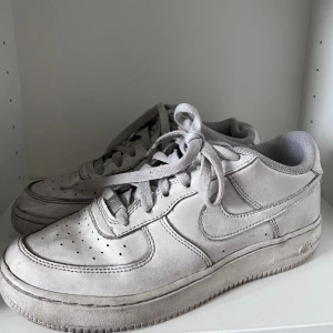Nike air force 1 - Snygga Nike air force one, säljer de för att de inte passar mig längre. Skriv för frågor eller för fler bilder! Obs, där finns 2 små hål under skon!