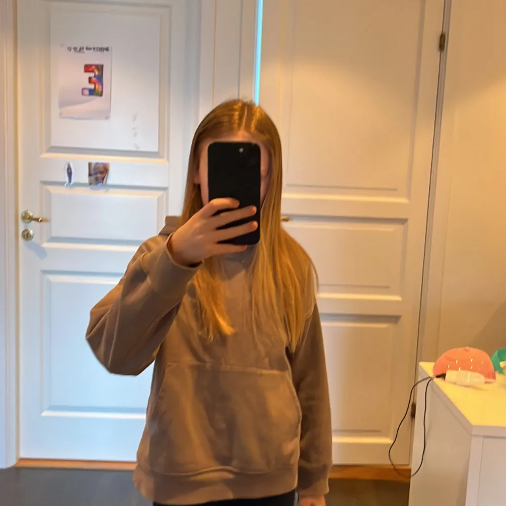 Tröjan är i storlek 134-140 och är från Lindex. Tröjan har några fläckar som inte går bort och därför säljer jag den för billigare pris. Jag andvänder den inte och hoppas att någon annan vill ha den💘. Hupparit & Collegepaidat.