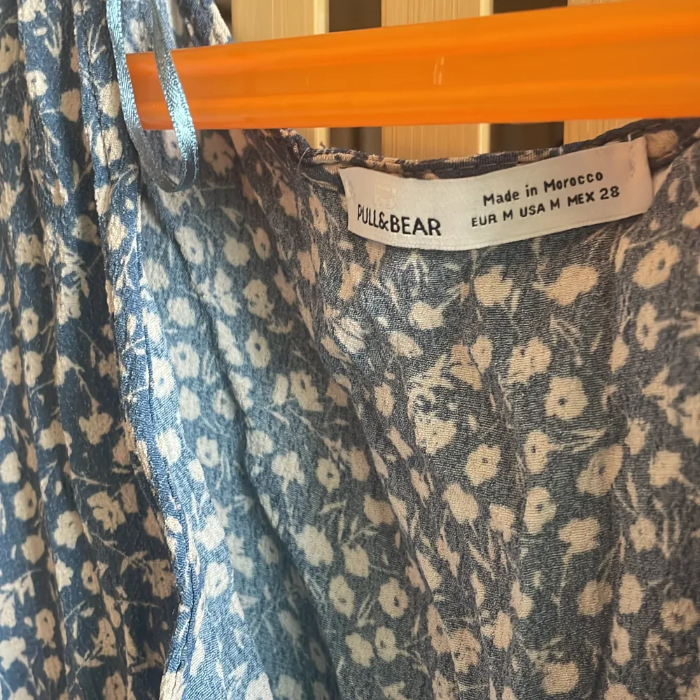 En söt blommig sommarklänning från pull and bear aldrig använd. Klänningar.