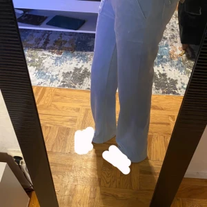 Juicy couture - Säljer mina juicy byxor, de har blivit använda typ 2 ggr. Så de är i mycket bra skick och fof nya.❤️