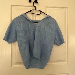 blå stickad t shirt - en stickad t shirt som är superfin och passar till våren och sommaren💗