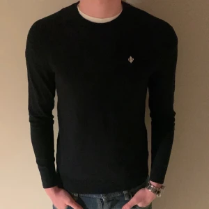 Morris Tröja merinoull - Stilren stickad tröja av märket Morris. Skön i 100% merinoull. Storlek M men sitter mer som S. Skicket är väldigt bra med inga tydliga tecken på tidigare användning   Köpt på Plick men säljer då den tyvärr inte passade. Hör av dig vid funderingar! 