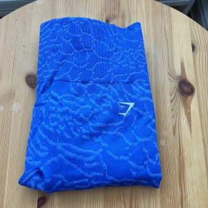 Gymshark leggings - Blåmönstrade gymshark legging i strl S. Fint skick! Scrunch i rumpan💗