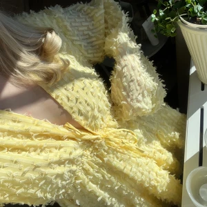 Klänning - Såå fin gul klänning!! Perfekt nu till vår/sommar💛Endast använd 1 gång💛 storlek 32, men passar mig som vanligtvis bär 34 eller 36💛