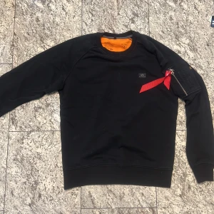 Alpha Industries tröja - Köpt på boozt för 799kr strlk S använd 3 gånger jätte fint skick och inga skador eller avfärgning sitter bra 