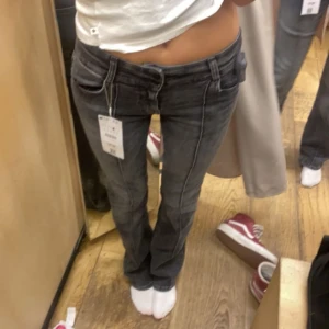 Lågmidjade jeans med detaljer ❤️‍🔥 - Lågmidjade jeans från bershka! Superfina och perfekt kvalitet! 💞 Skriv privat om du har frågor eller vill ha fler bilder 💞 Midjemåttet är 38 cm rakt över och 78 i innerbenslängd. ‼️Är 169 cm och har oftast S för referens! 💘‼️