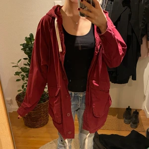 Vårjacka - Supergullig vinröd/lila aktig vårjacka från Monki som inte kommer till användning längre, tunn och skön nu på våren🫶