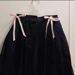 Vintage kjol från 90-talet som bara använts en gång. Stilen är typ Y2K men ändå söt. Den har inga hål eller något fel och ser helt ny ut. Storleken är Small (EU:36/US:8).