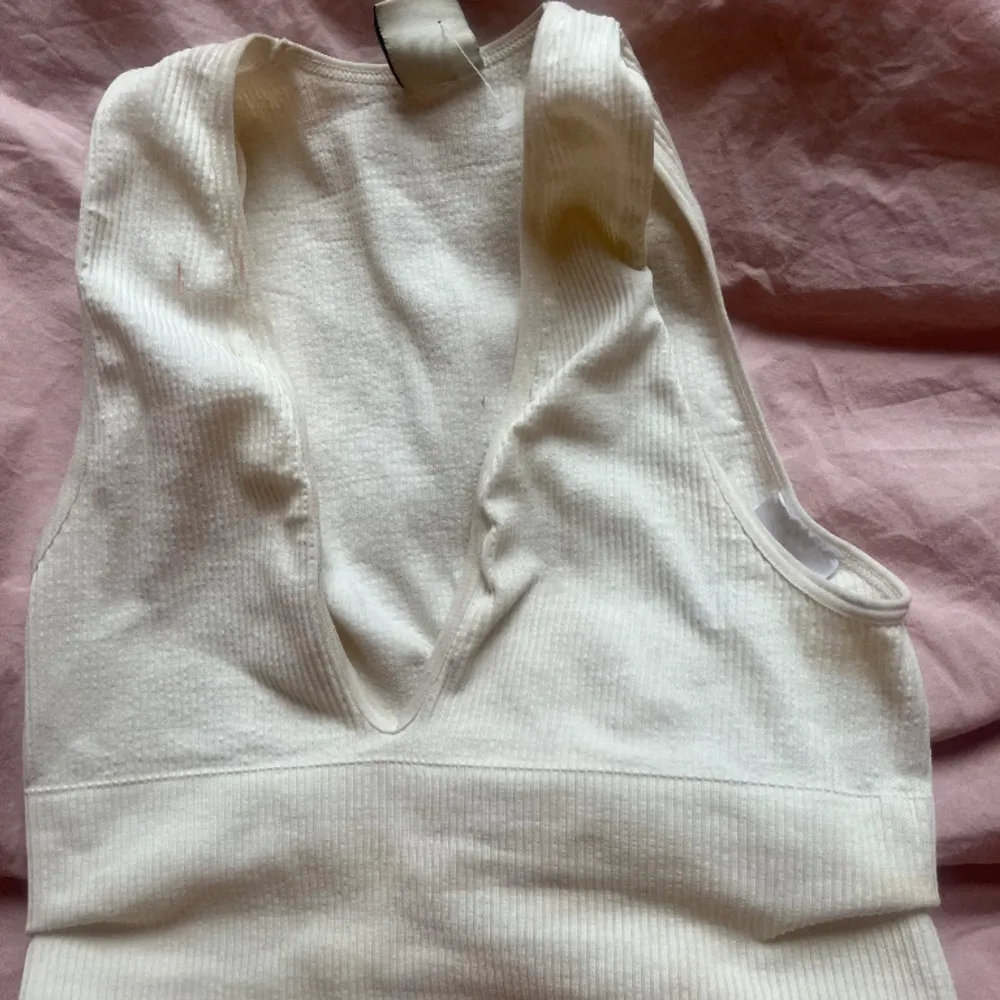White slim fit top with flattering push up affect. Worn a few times but no real sign of wear. Toppar.