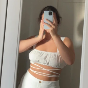 Topp från Zara - Super gullig topp från Zara med snörning runt om! Storlek M
