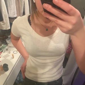 Tröja från brandy💗 - Jättefin tröja från brandy melville💞💞knappt använd så i nyskick🥰 kan förhandla om pris vid snabbt köp