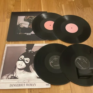 Ariana grande vinyls nya - KOM PRIVAT FÖR SWISH🛑 Aldrig spelade och helt nya. Säljer allt Ariana grande merch jag äger då jag inte är ett fan längre ☺️