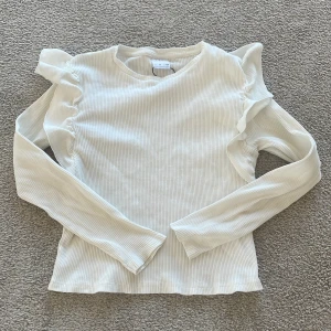 Zara tröja ❤️ - Jätte fin Zara tröja i st 9 år -134, säljer den pga att den är för liten ❤️