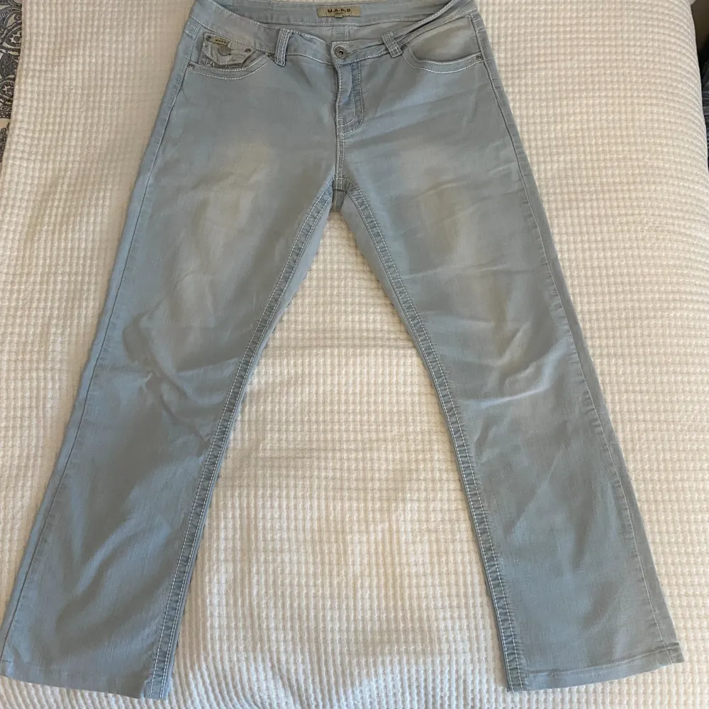 Säljer mina otroligt fina vintage jeans. De är ljusblåa med vita sömmar, perfekt inför våren🌸🌷🌸 Säljer så de inte passar mig💕 Hör av er vid frågor💗. Jeans & Byxor.