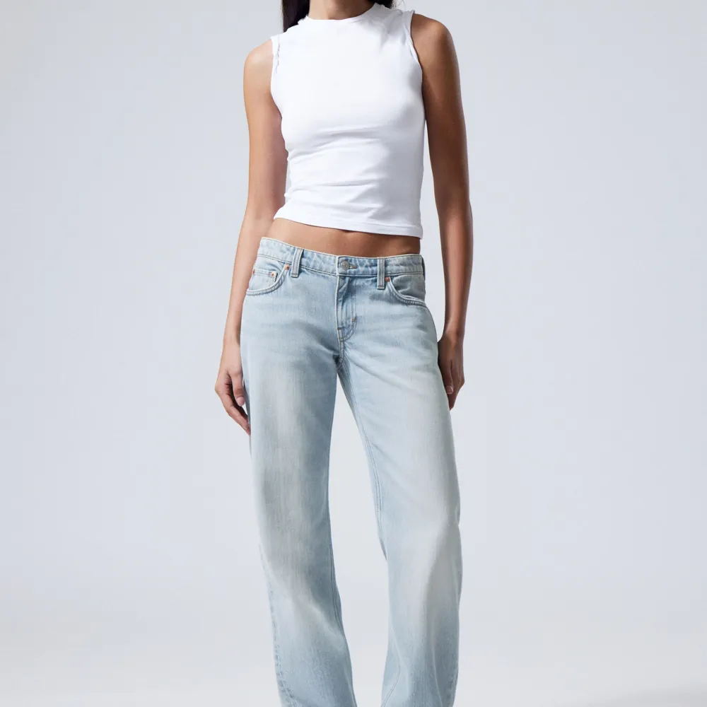 Säljer helt nya weekday jeans då de inte passa 🤗 skriv för fler frågor💕 ny pris 590 kr . Jeans & Byxor.