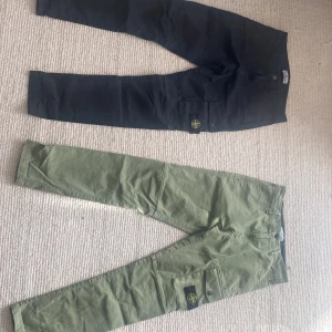 Två par Stone Island-byxor. Strl 156 - Helt nya, köpte fel storlek. 600kr st eller 1000kr för båda