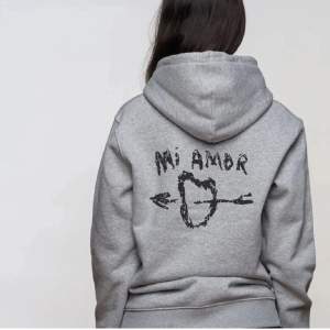 Säljer min Mira Paris (mi Amor) Hoodie pga den inte kommer till användning.💖Kan såklart diskutera pris! Men är osäker, så lite intressekoll