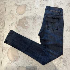 Säljer ett par riktigt snygga tiger of Sweden jeans som knappt är använda. Det är slim fit. Ny pris 1299kr, mitt pris 350kr! /Oliver