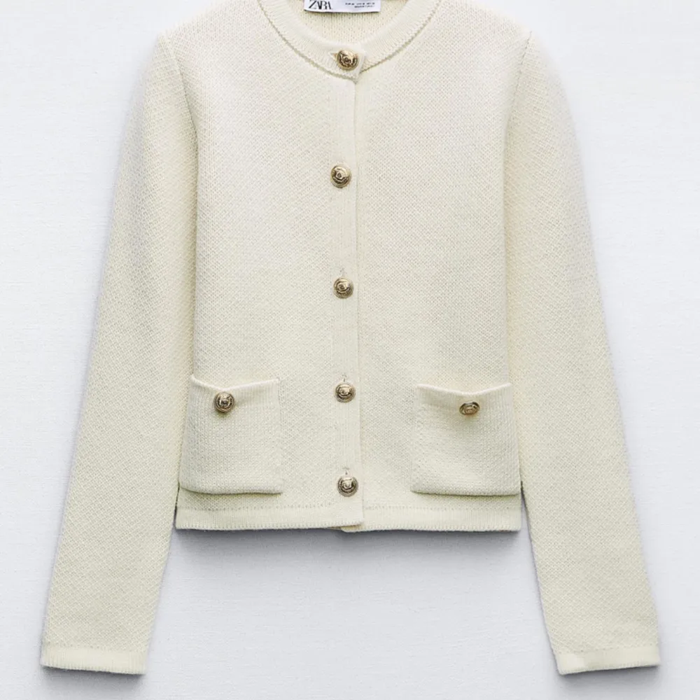 En jätte fin stickad tröja från Zara. Använd ett fåtal gånger och har inga defekter. Säljer för att den kommer inte till användning. Den är i storlek M men den är som en S.  Nypris 399. Stickat.