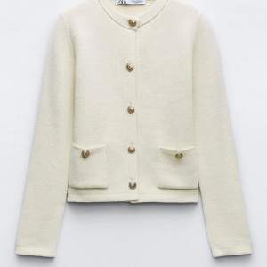 En jätte fin stickad tröja från Zara. Använd ett fåtal gånger och har inga defekter. Säljer för att den kommer inte till användning. Den är i storlek M men den är som en S.  Nypris 399