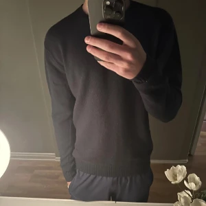 John Henric stickad tröja  - Säljer min John Henric stickade tröja då den har blivit liten på mig storlek M 10 Kashmir och 90 procent ull jätte mjuk och snygg frågor kom pm. Den är mörkblå kolla bild 3