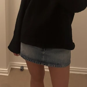 Jeanskjol - Jeanskjol från pull&bear, kort/lågmidjad i storlek 38.  (Sista bilden är lånad men det är exakt samma kjol🥰) har ej några mått