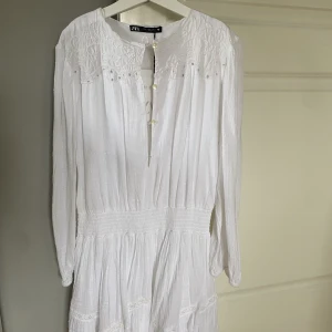 Vit klänning Zara - Säljer denna fina klänning som tyvärr inte kommer till användning🤍 perfekt till studenten eller midsommar💘aldrig använd med prislappen kvar