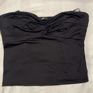 Sommar topp - En fin sommar topp som är nästan hellt oandvänd, skappa finna outfits till sommarlovet. Storleken är XL men materialet är tajt och formar sig efter kroppen.